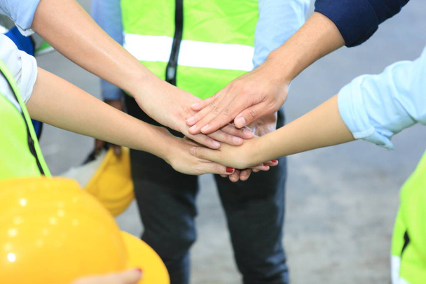 Nahaufnahme von jungen Geschäftsleuten, die ihre Hände zusammenlegen. Stapel von Händen. Einheits- und Teamwork-Konzept.Industrie, Arbeitsplatz, Business-Teamwork - Foto, Bild