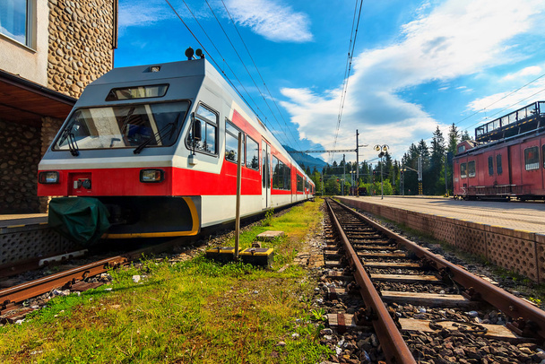 passagier commuter elektrische trein op het station, strbske pleso, Slowakije - Foto, afbeelding