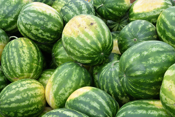 Az új termés érett görögdinnyéit a bazárban értékesítik.  - Fotó, kép