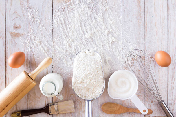 自家製生地レシピ(卵、小麦粉、牛乳、砂糖)と木製のテーブルの上からの眺め - 写真・画像