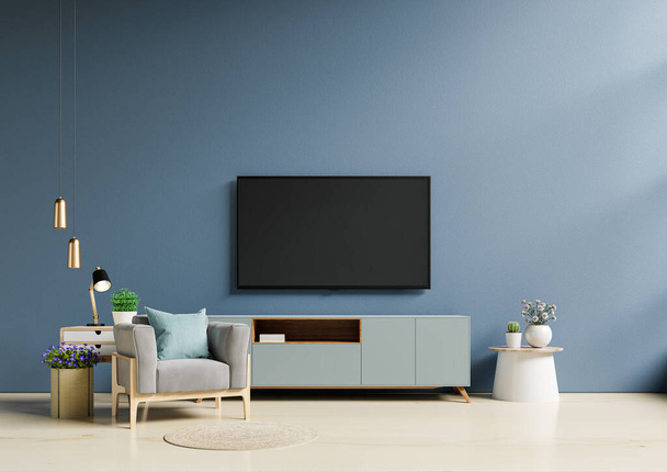 TV w nowoczesnym salonie z fotelem posiadają puste ciemnoniebieskie tło ściany.Rendering 3D - Zdjęcie, obraz