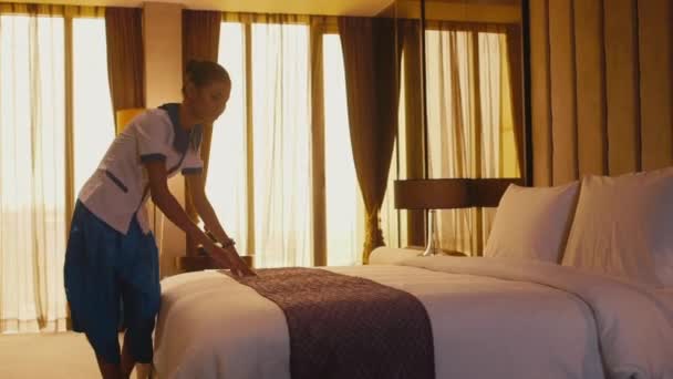 Asian housemaid cleaning hotel room - Footage, Video