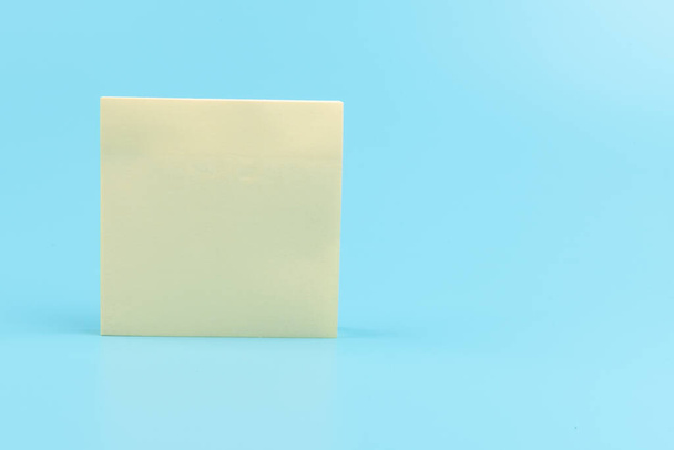 üres négyzet sárga emlékeztető papír jegyzetek kék textúra háttér.  - Fotó, kép