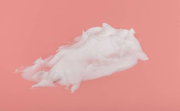 ホワイト美容クリームローションハイライトスミアスウォッチスマッジオンピンク桃の背景 - 写真・画像