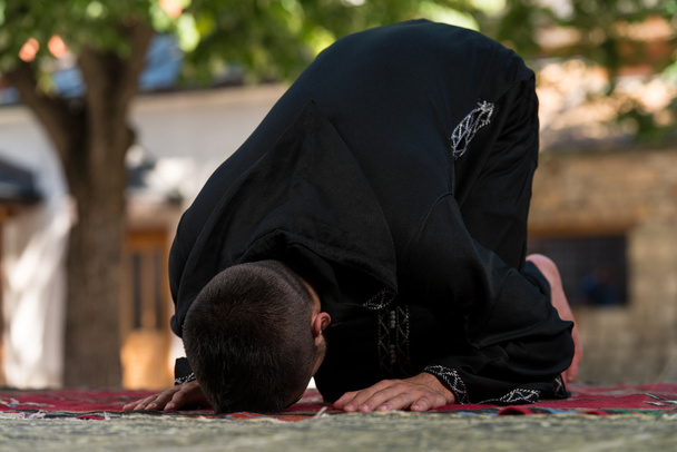 Müslüman adam camide namaz kılıyor. - Fotoğraf, Görsel