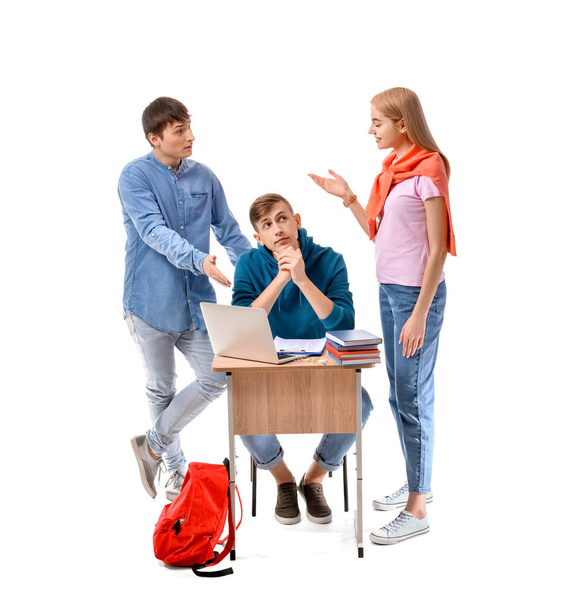 Schüler helfen ihrem Klassenkameraden, den Schultest auf weißem Hintergrund zu bestehen - Foto, Bild