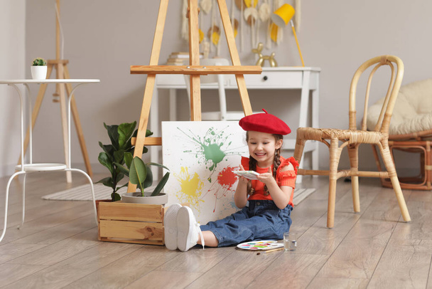 Милая маленькая художница, рисующая дома - Фото, изображение