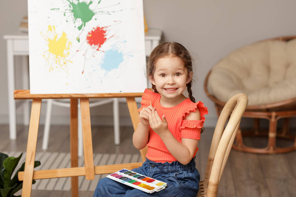 Cute little artist painting at home - Foto, afbeelding