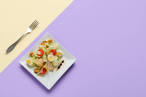 Piatto con insalata Caesar fresco su sfondo colore - Foto, immagini