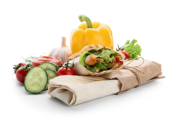 Sabroso doner kebabs, salsa y verduras sobre fondo blanco - Foto, Imagen