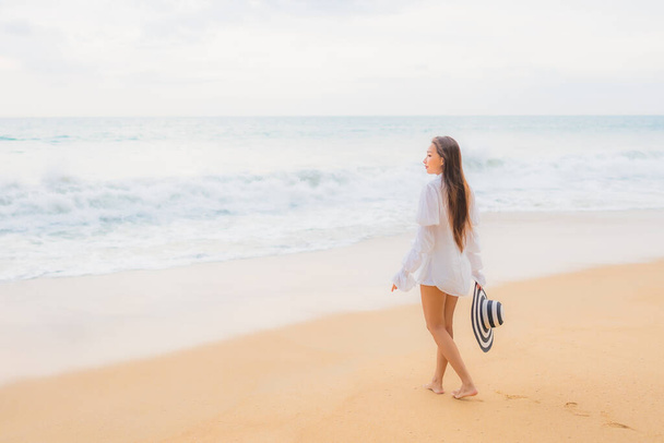 Portrait belle jeune femme asiatique se détendre loisirs autour de la plage en plein air océan de mer en vacances Voyage - Photo, image