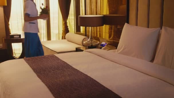 Asian housemaid cleaning hotel room - Záběry, video