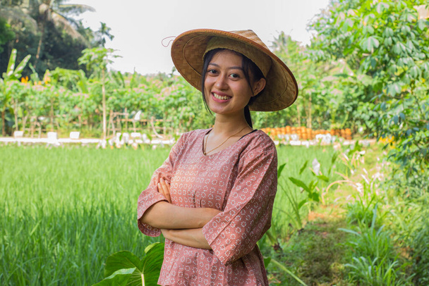 portré fiatal ázsiai női gazda rizs területen - Fotó, kép