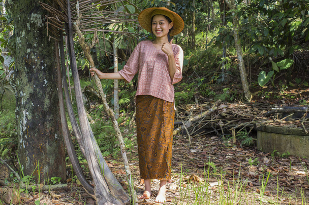 jong aziatische vrouwelijke boer tonen duim omhoog in rijst veld - Foto, afbeelding