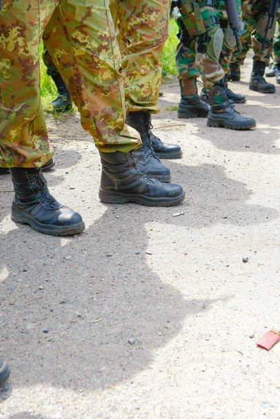 Ноги солдата в военной форме - Фото, изображение