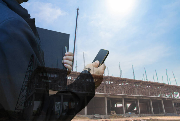 Двойная экспозиция Деловые люди со смартфоном и книга на строительном фоне, бизнес-концепция - Фото, изображение
