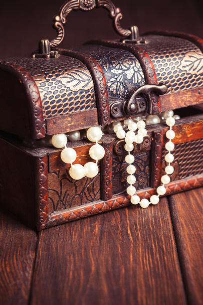 Old treasure chest with pearl necklaces - Valokuva, kuva