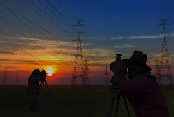 Double exposition Silhouette homme enquête de travail sur la construction de poteaux de tour électrique bâtiment à sunrise sk - Photo, image