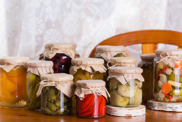 Conservado caseiro, alimentos fermentados, conservado em conserva, legumes marinados, compota de frutas - Foto, Imagem