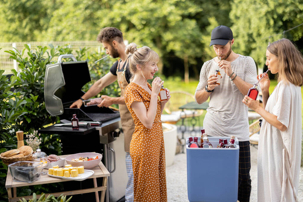 Ystäviä ruokaa ja alkoholia takapihalla piknikillä - Valokuva, kuva