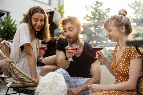 Friends with dog and drinks at backyard - Valokuva, kuva