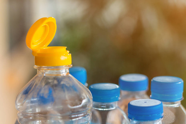 πλαστικό μπουκάλι με πώματα για την ανακύκλωση των αποβλήτων, πολλά μπουκάλια νερού έννοια διαχωρισμού αποβλήτων επιλεκτική focu - Φωτογραφία, εικόνα
