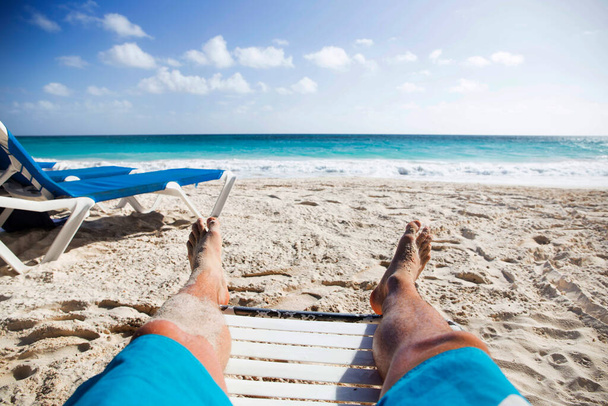 Лето на острове Барбадос. Экзотические каникулы. Пальмы. Бирюзовая вода. Солнечное голубое небо. Красивый пляж с белым песком. - Фото, изображение