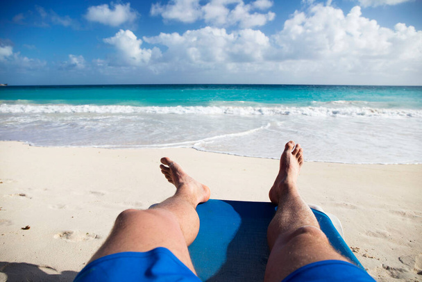 Καλοκαίρι στο Μπαρμπάντος. Εξωτικές διακοπές. Φοίνικες. Τυρκουάζ νερά. Ηλιόλουστο γαλάζιο ουρανό. Όμορφη παραλία με λευκή άμμο. - Φωτογραφία, εικόνα