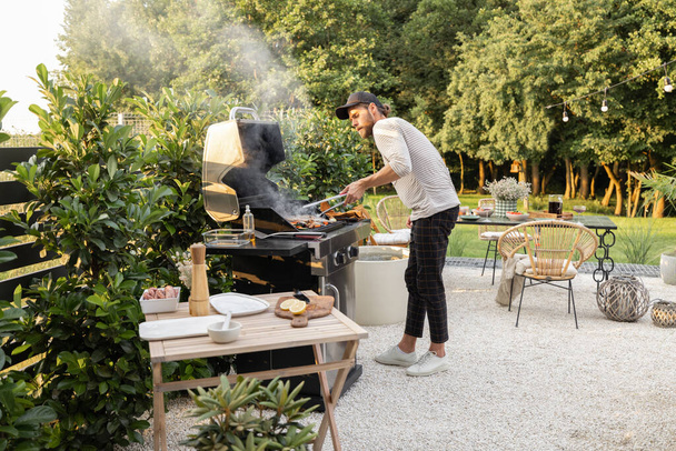 Man koken op een grill buiten - Foto, afbeelding