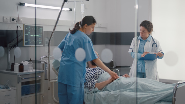 Patient sitzt mit Atemwegserkrankungen im Bett, während Krankenschwester Herzpuls überwacht - Foto, Bild