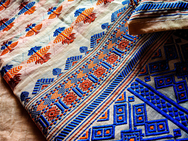 Stammesmuster oder ethnische Muster werden für Assam-Motive oder Muga-Seide aus Assam verwendet. ähnlich ukrainischem oder russischem Muster. - Foto, Bild