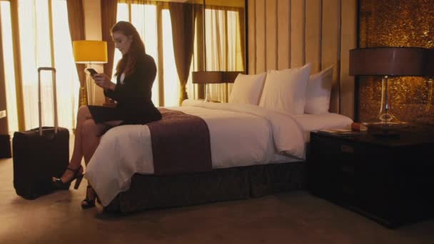 Mulher de negócios trabalhando no quarto do hotel - Filmagem, Vídeo