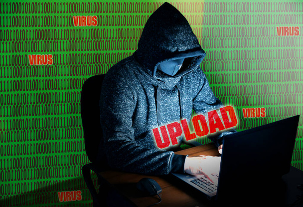 A kapucnis férfi személyes adatokat hackel zöld háttérrel. Információbiztonság. Feltöltési folyamat koncepció. Információvédelem. Rossz jelszó. - Fotó, kép