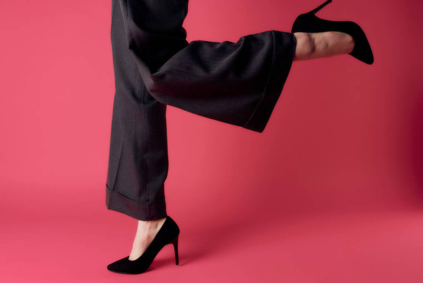 nogi kobiety w czarne spodnie buty pozowanie elegancki styl mody - Zdjęcie, obraz