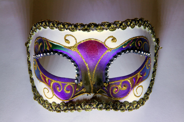 ヴェネツィアのカーニバルのマスクが下からライトアップ - 写真・画像