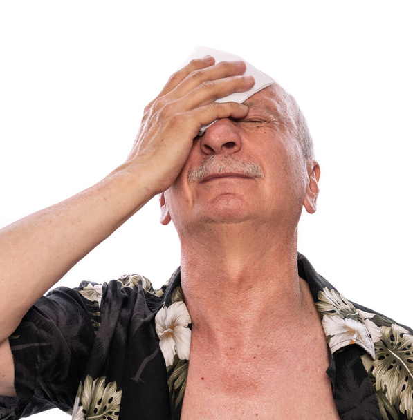 Hombre mayor que sufre de calor sobre fondo blanco - Foto, imagen