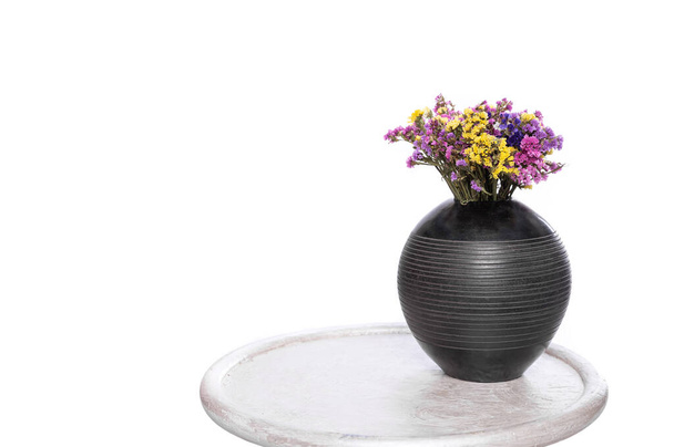 Beau bouquet de limonium en vase noir sur fond blanc - Photo, image