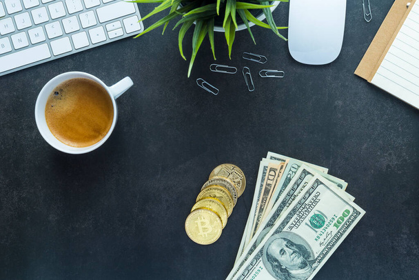 Плоский офисный стол, биткоин и долларовые деньги - Фото, изображение