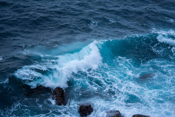 Çarpıcı güzelliğin okyanus dalgaları. Kavram: Barış, element, barış - Fotoğraf, Görsel