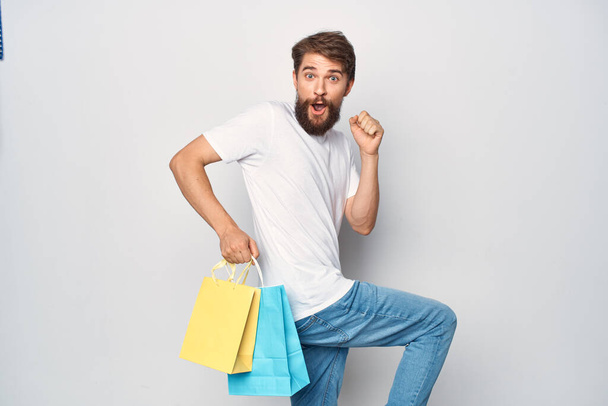 uomo barbuto con pacchetti in mano Shopping emozioni divertenti - Foto, immagini