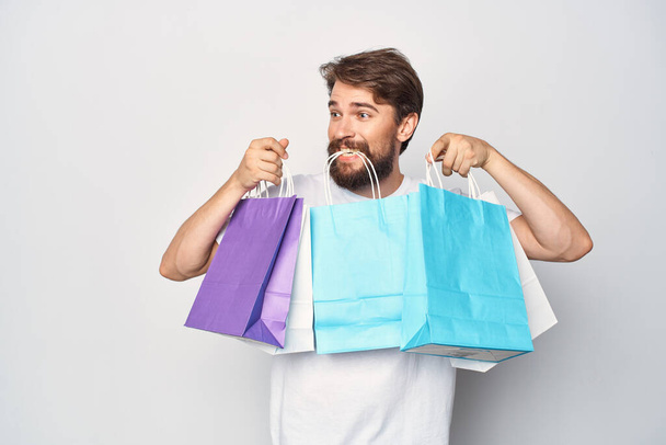 knappe man met baard holding tassen te koop shopaholic - Foto, afbeelding