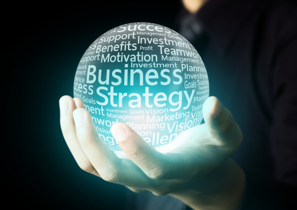 Empresario mano mostrando palabra estrategia de negocio
 - Foto, Imagen