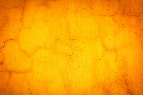 Желтая стена в пятнах, трещинах, пятнах. Крашеная бетонная стена в абстрактном гранж стиле. Оранжевый фон для фона, портретов, плакатов. - Вектор,изображение