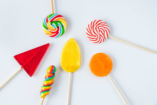 Kleurrijke snoepjes, lolly op de witte achtergrond, veelkleurig - Foto, afbeelding