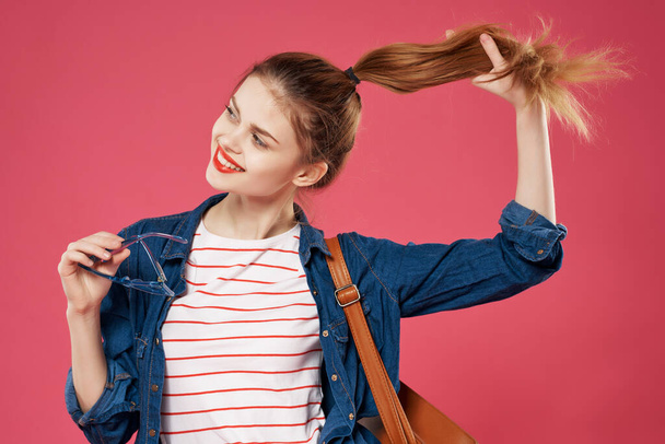 veselá žena s batohem drží své vlasy teen batoh student - Fotografie, Obrázek