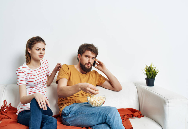 famiglia seduta a casa sul divano riposo guardando l'intrattenimento televisivo - Foto, immagini