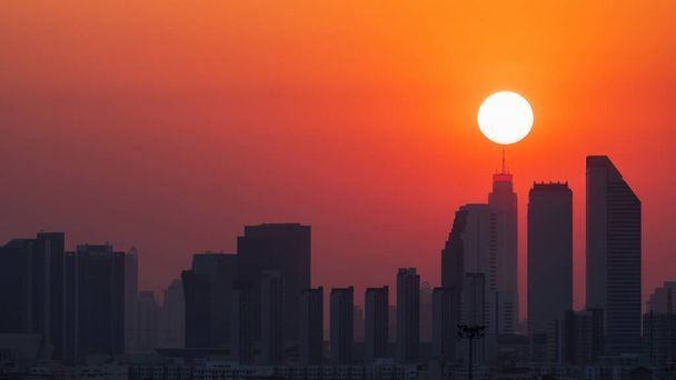 Letecký pohled na panorama Bangkoku při západu slunce, zářící západ slunce za obchodní čtvrtí. Thajsko. Soustřeď se na slunce. - Fotografie, Obrázek