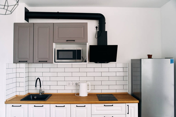 Valkoinen kaapit puinen laskuri moderni keittiö. Laadukas kuva - Valokuva, kuva