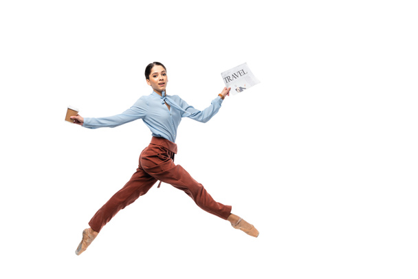 Ballerina sanomalehti ja kahvi mennä hyppäämällä eristetty valkoinen  - Valokuva, kuva