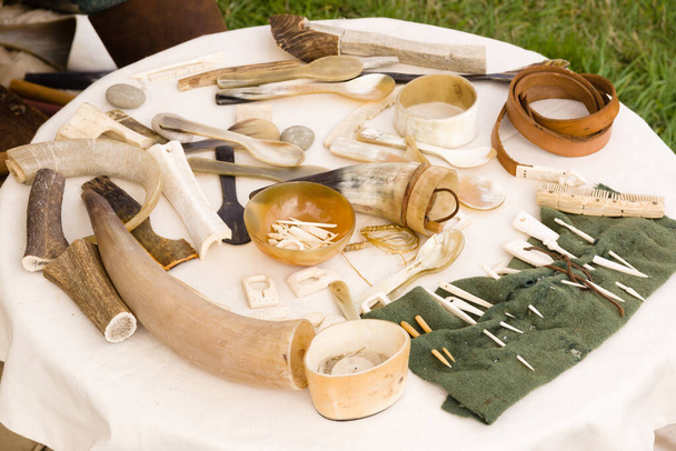 Utensilios medievales de hueso y cuerno, incluidos cucharas, cuencos y alfileres, artículos comunes de uso diario durante la Edad Media - Foto, Imagen